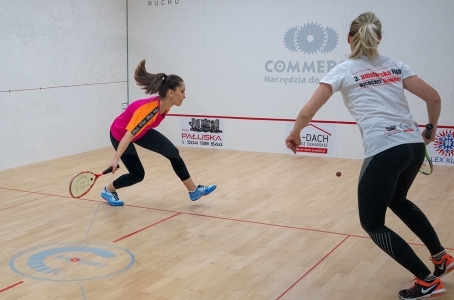 Gra w Ricochet jest łatwa do nauczenia i nie wymaga skomplikowanego wyposażenia.